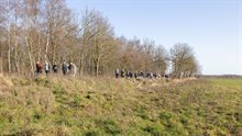 Tijdens een excursie laten boswachter en projectleider zien wat er veranderd is in het gebied.